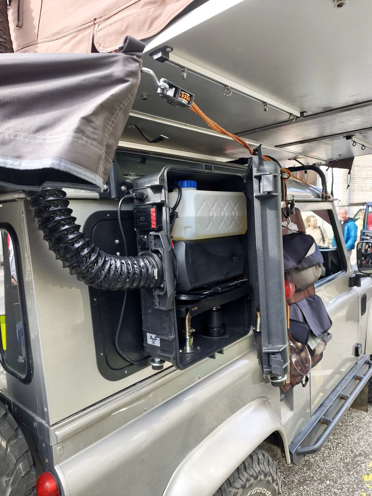 Land Rover Defender: water tank, shower and heating in the side compartment