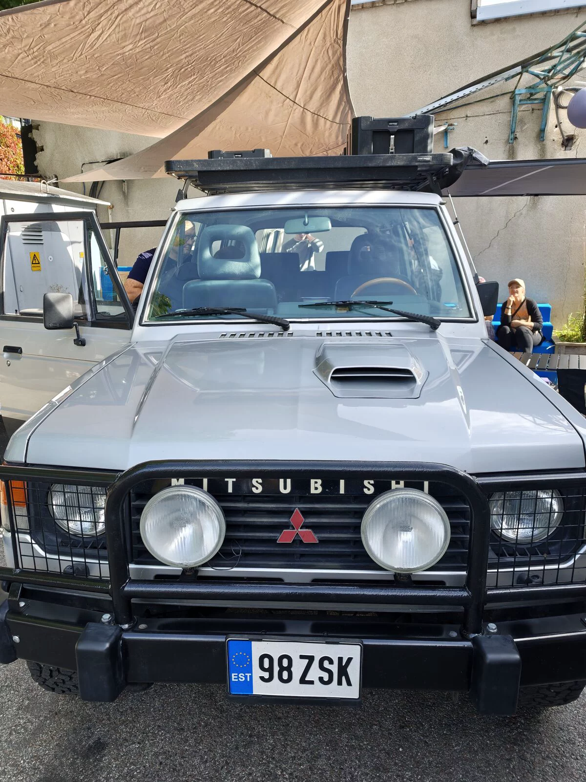 Front of a Mitsubishi Pajero with a roof rack and a roof box