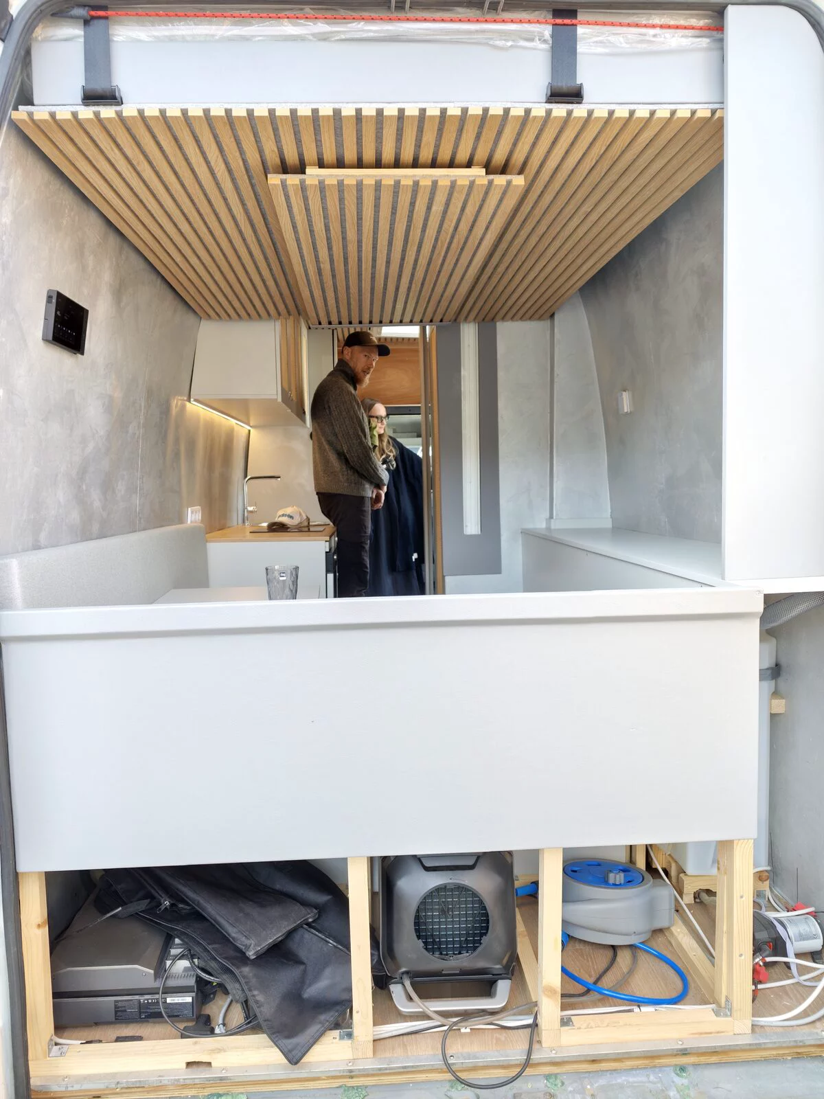 Camper under construction: microcement, slatted ceiling, equipment under the floor